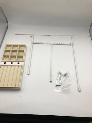Stojak na biżuterię JUPELI: nowoczesny design, regulowana wysokość, taca.