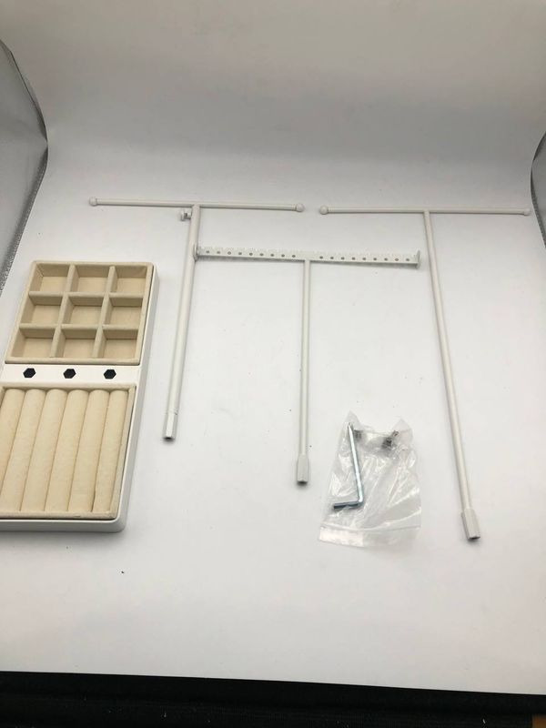 Stojak na biżuterię JUPELI: nowoczesny design, regulowana wysokość, taca.