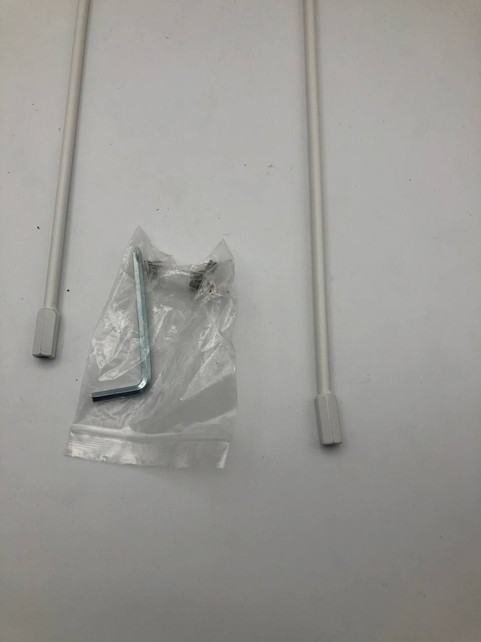 Stojak na biżuterię JUPELI: nowoczesny design, regulowana wysokość, taca.