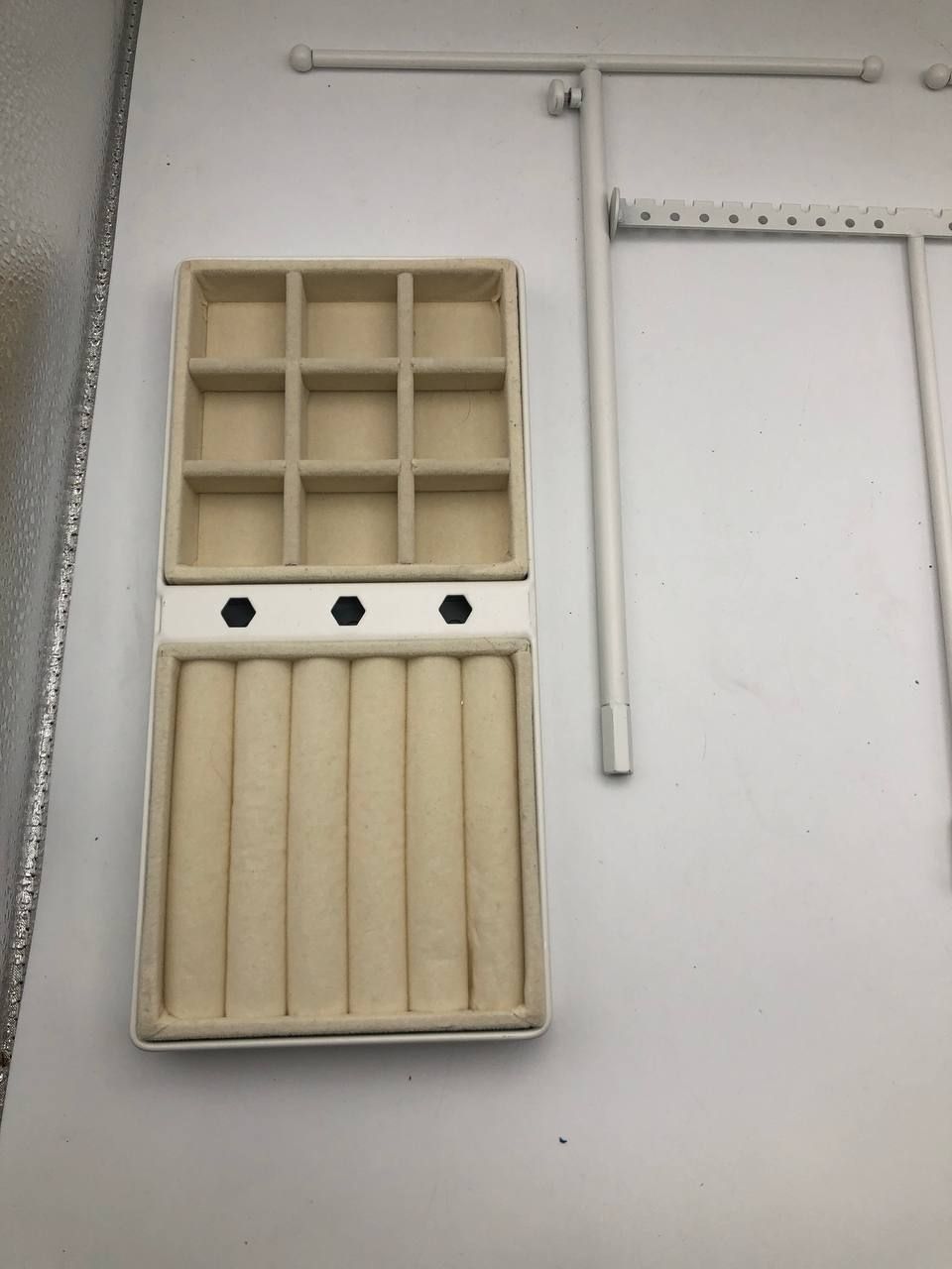 Stojak na biżuterię JUPELI: nowoczesny design, regulowana wysokość, taca.