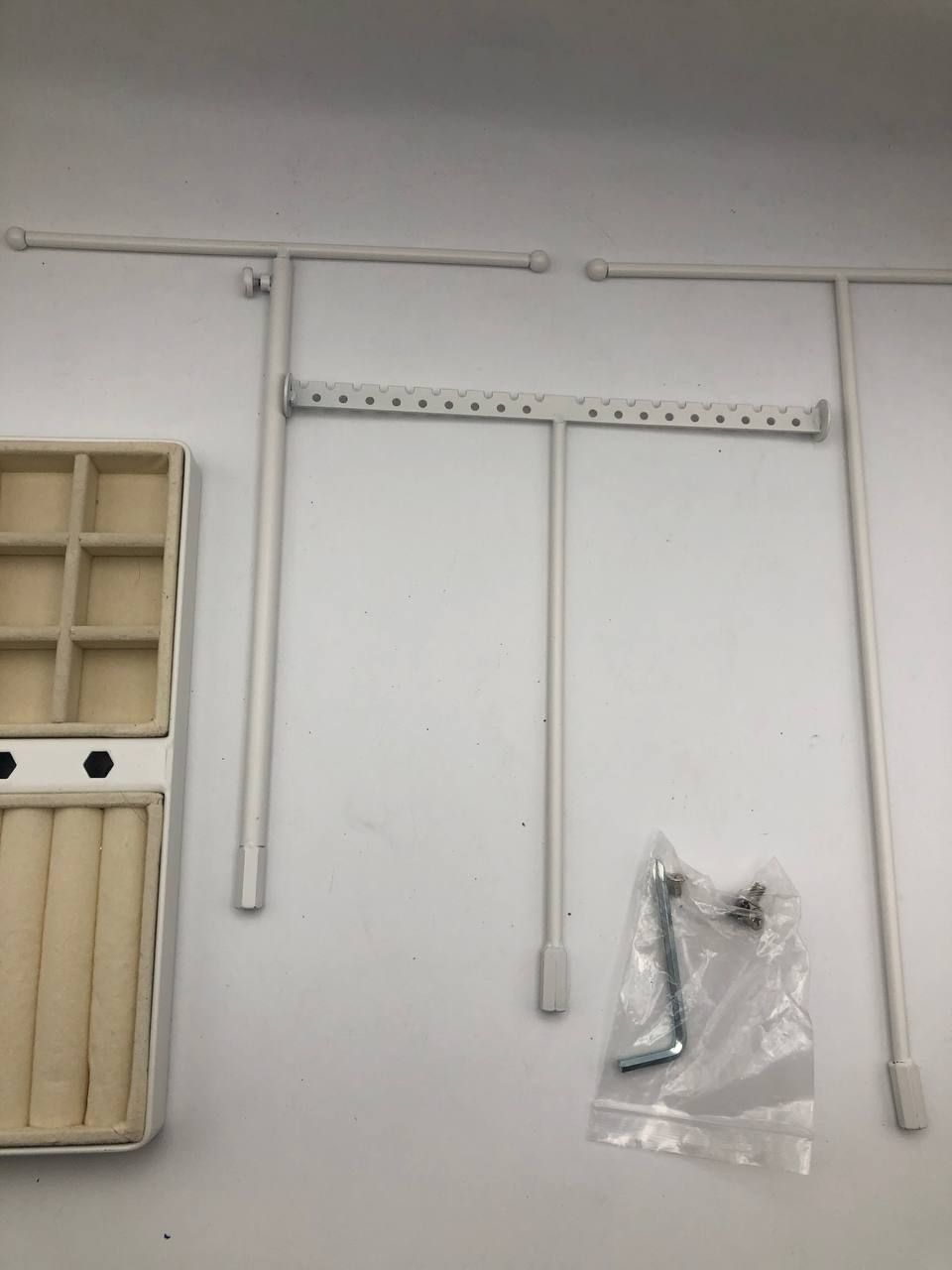 Stojak na biżuterię JUPELI: nowoczesny design, regulowana wysokość, taca.