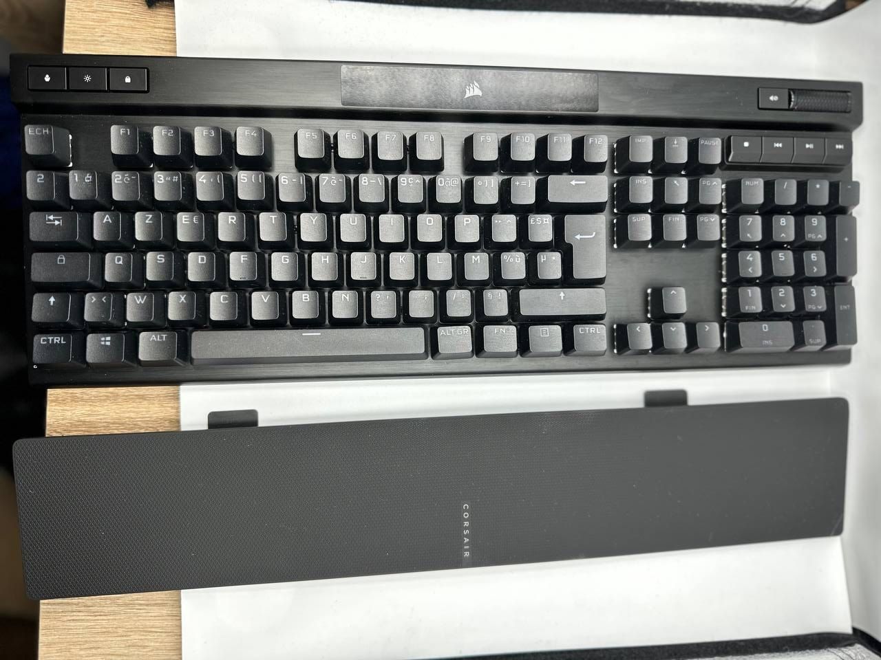 Corsair K70 Pro RGB USB-C Optyczna-Mechaniczna klawiatura do gier - FR układ, AZERTY - Czarny