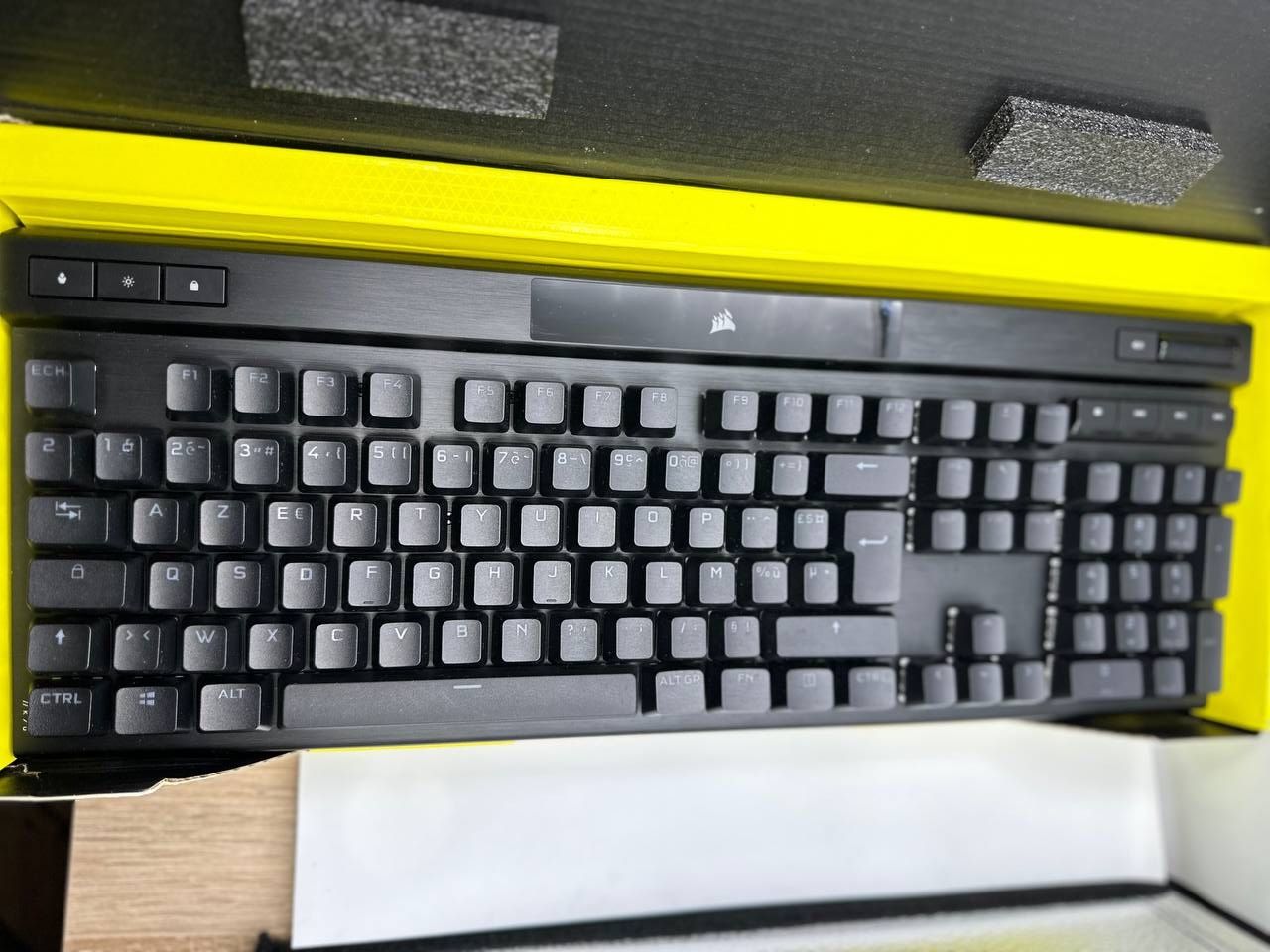 Corsair K70 Pro RGB USB-C Optyczna-Mechaniczna klawiatura do gier - FR układ, AZERTY - Czarny