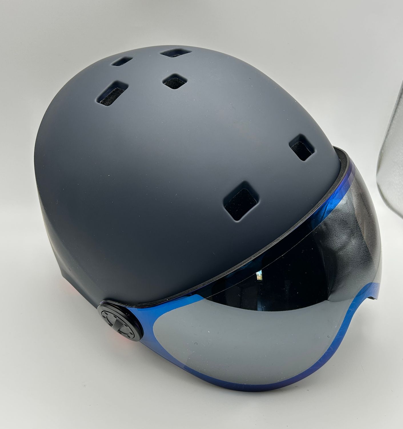 Kask narciarski z nausznikami, certyfikowany do snowboardu.