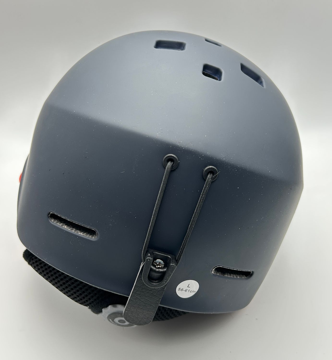 Kask narciarski z nausznikami, certyfikowany do snowboardu.