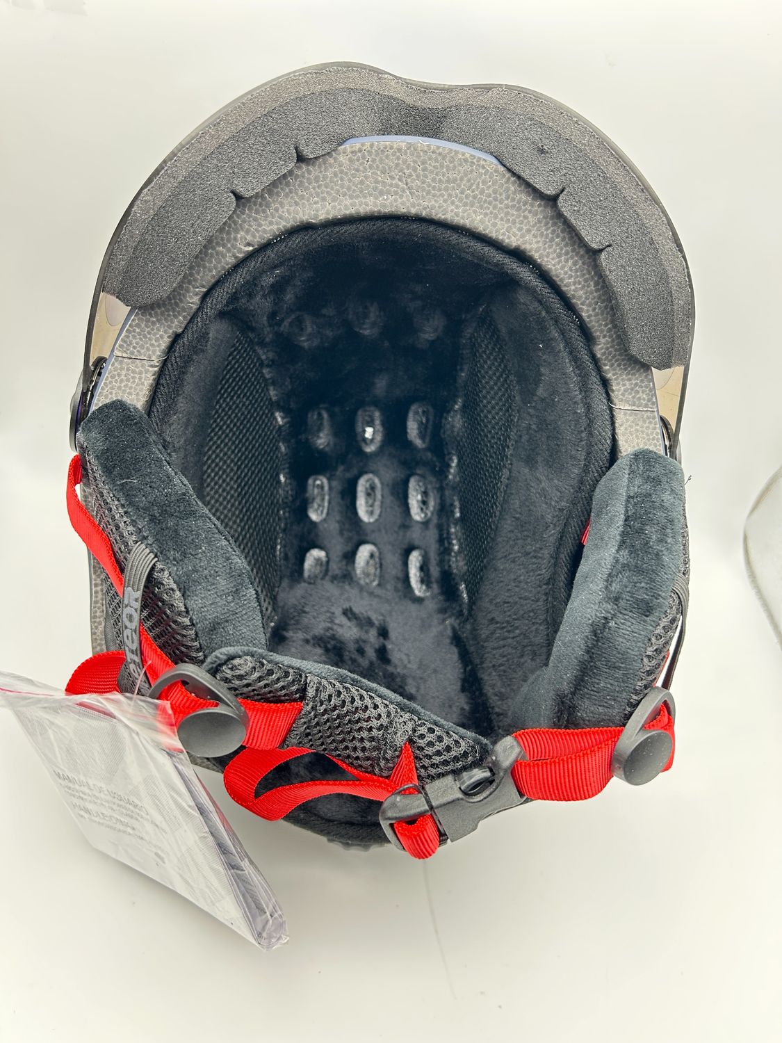 Kask narciarski z nausznikami, certyfikowany do snowboardu.