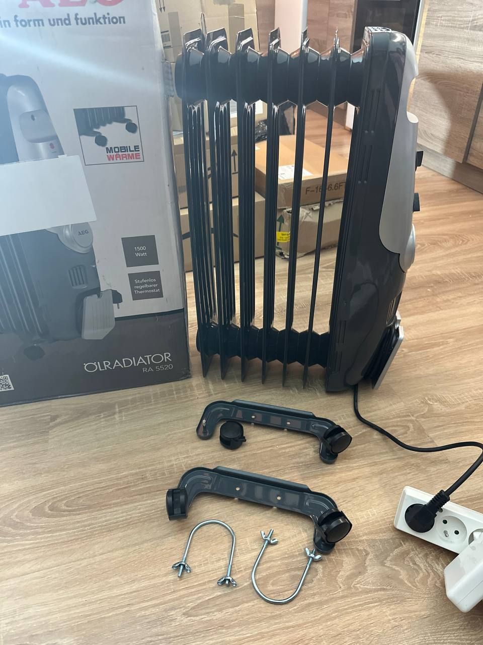 AEG RA 5520 7-żebrowy grzejnik olejowy, 1500 W, 3 poziomy mocy, regulacja ciepła, zwijanie kabla, 4 kółka