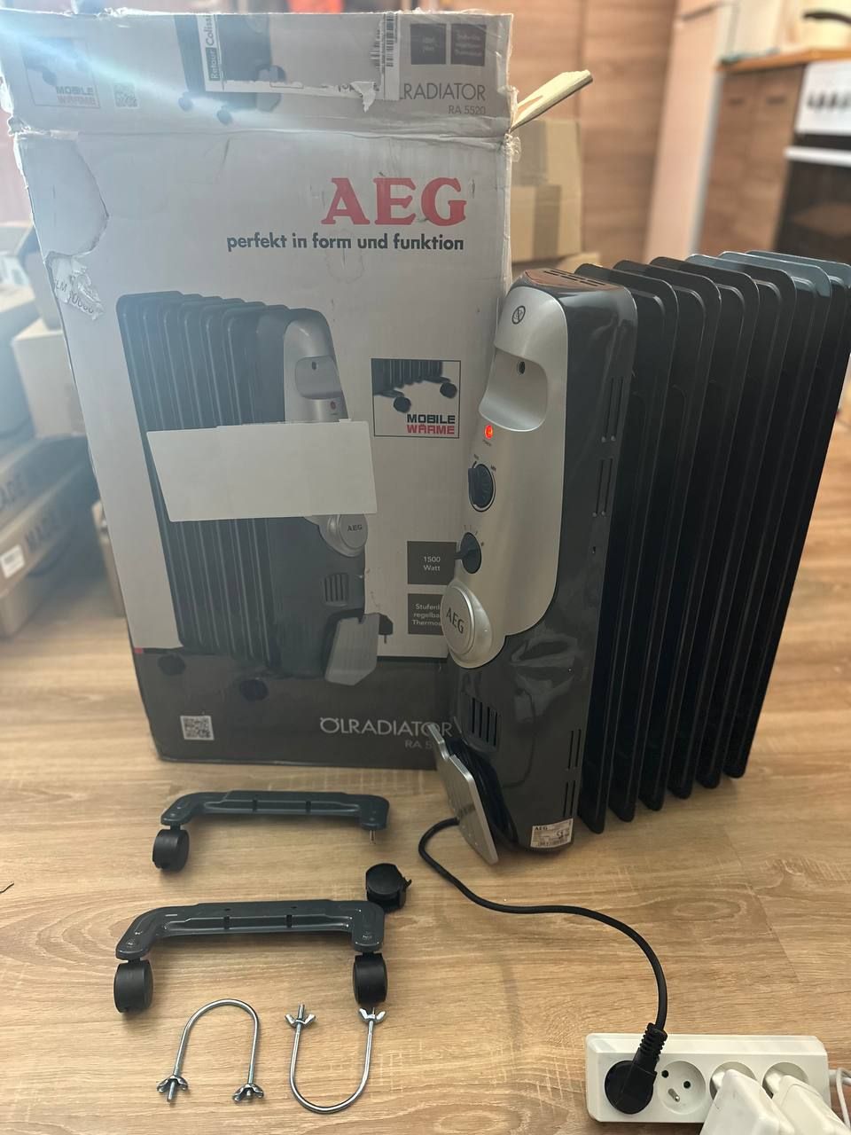 AEG RA 5520 7-żebrowy grzejnik olejowy, 1500 W, 3 poziomy mocy, regulacja ciepła, zwijanie kabla, 4 kółka