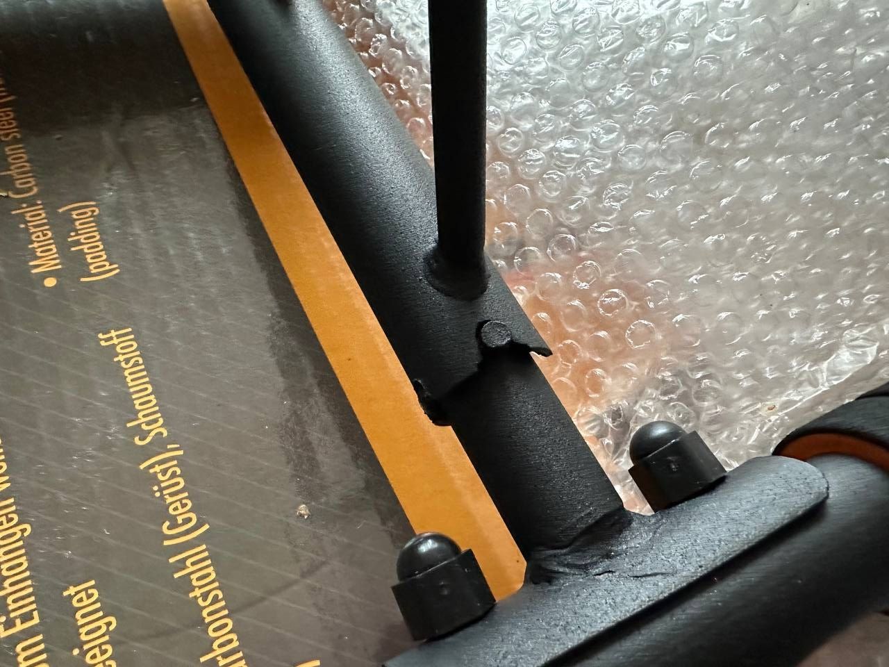 High Pulse Drążek do Podciągania z hakami, karabińczykiem, pętlami i plakatem.