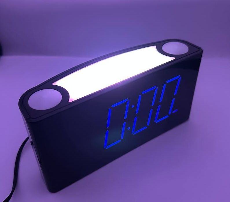Głośny budzik, duży LED, 7-kolorowe światło, ściemniacz, 2 USB, 12/24 H