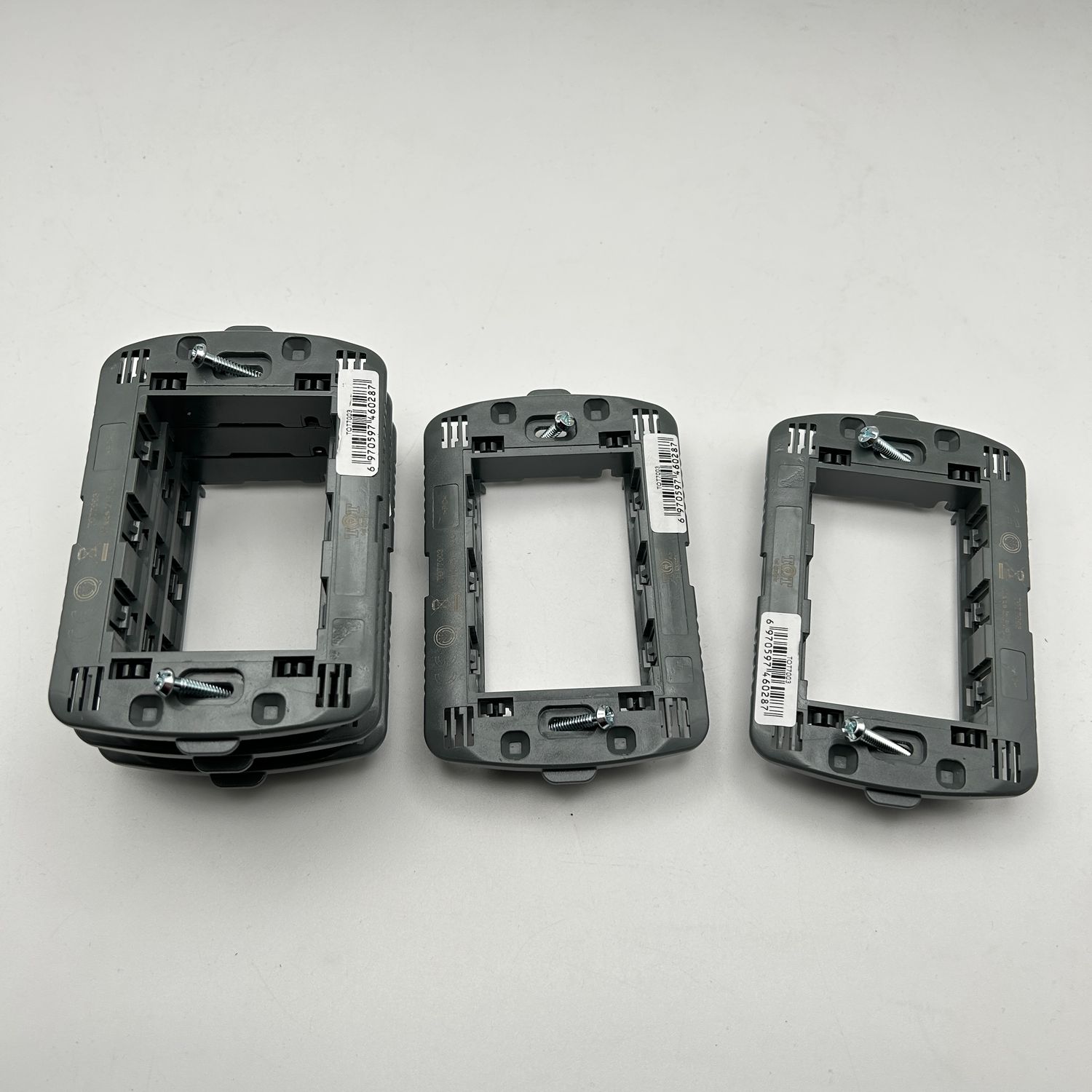 Vidoélectroniques Zestaw 5 uchwytów 3 m dla puszek 3 modułowych Bticino Living