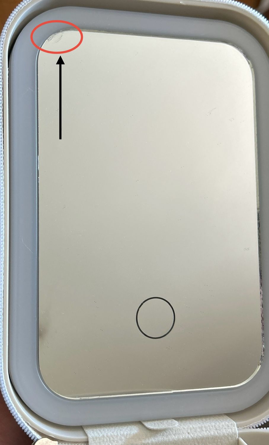 Kosmetyczka z podświetlanym lusterkiem