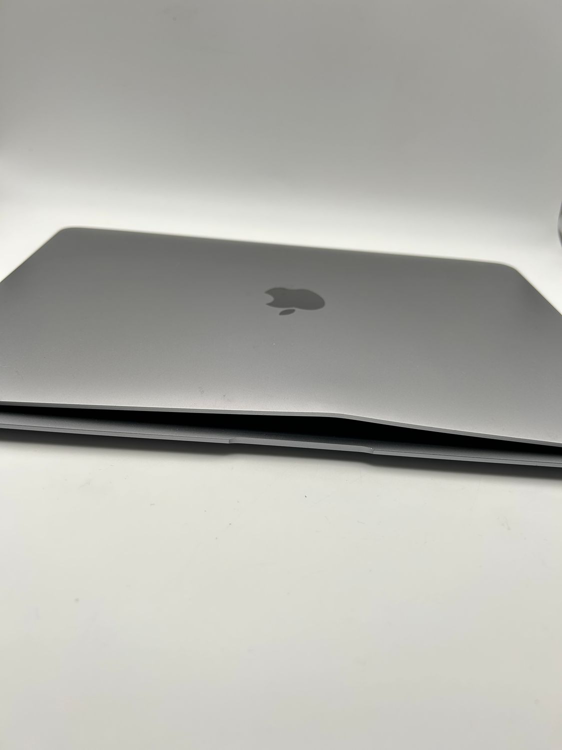 Uszkodzony MacBook Air 13” (A2337) – na części