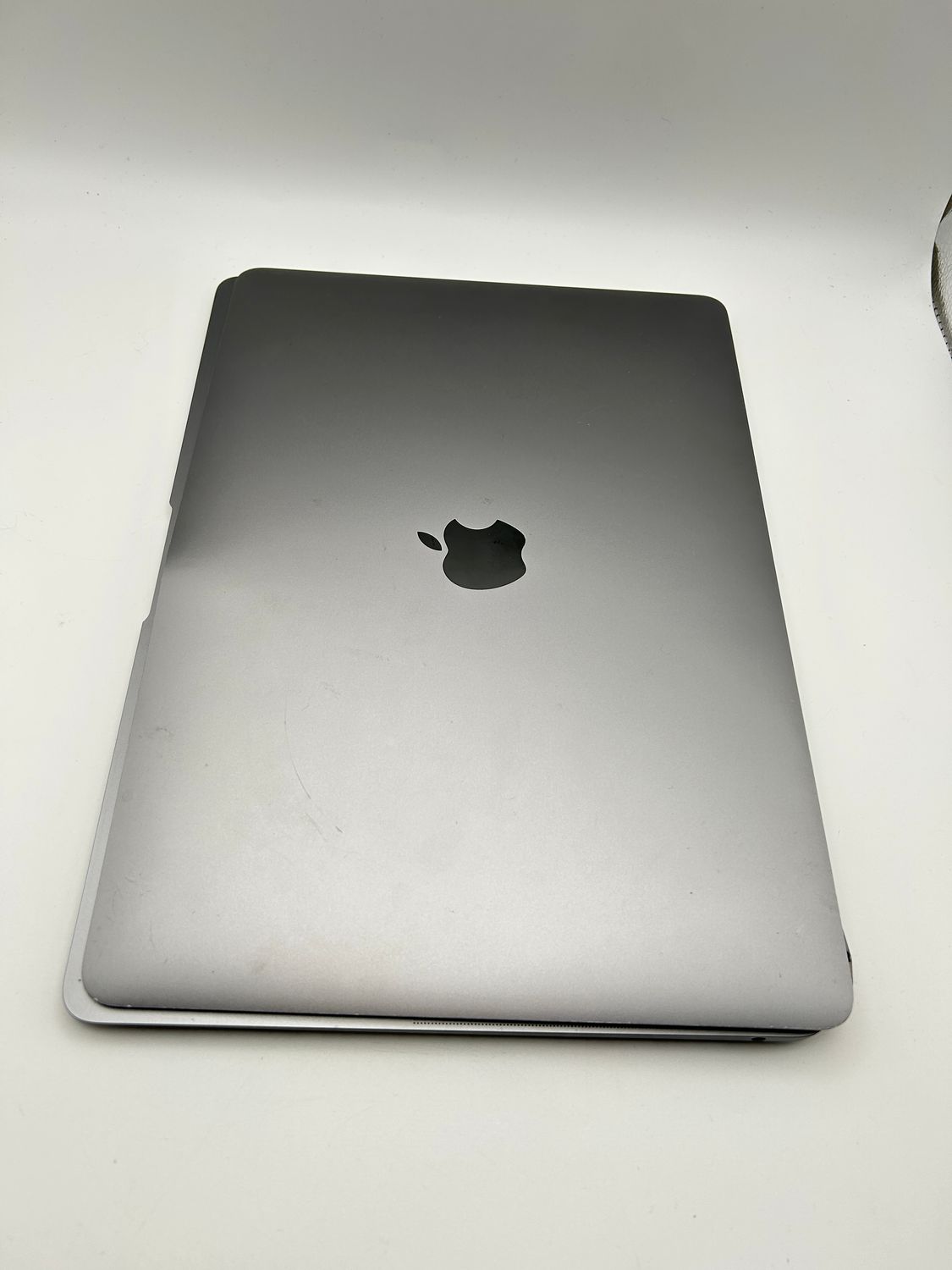 Uszkodzony MacBook Air 13” (A2337) – na części