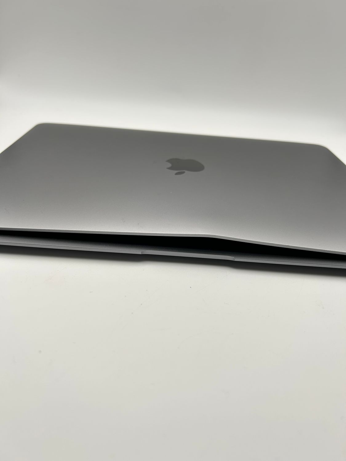 Uszkodzony MacBook Air 13” (A2337) – na części