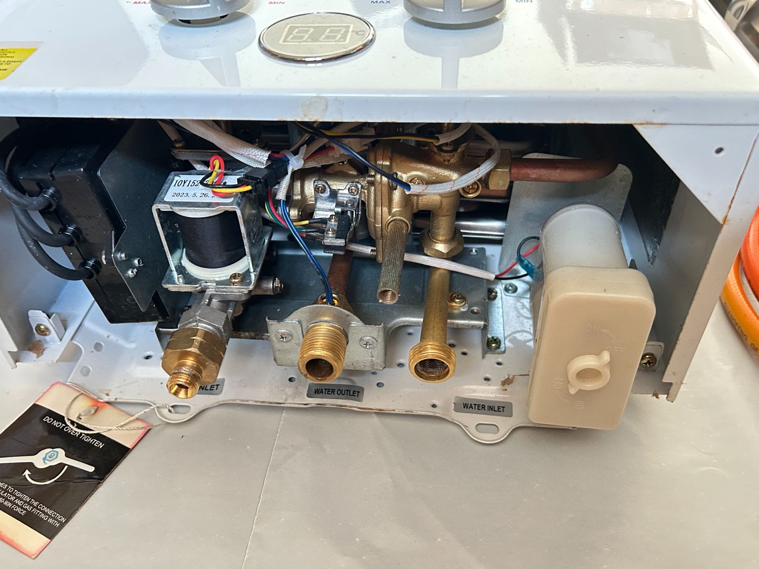 CAMPLUX BW264C-DE Gazowy Podgrzewacz Przepływowy 10 Litrów, 20 kW