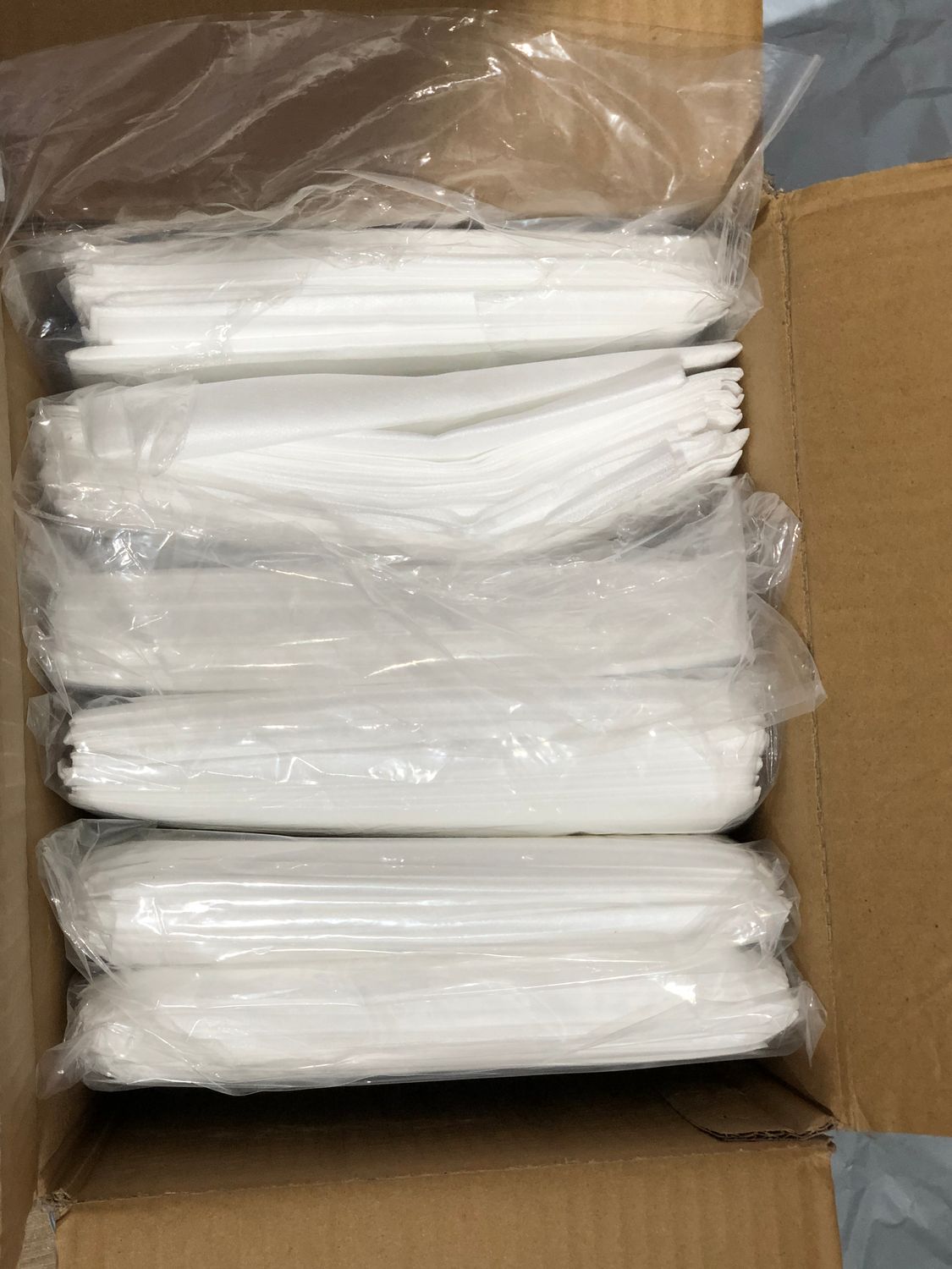 60 szt. jednorazowych prześcieradeł 80x180 cm, pokrowiec na łóżko