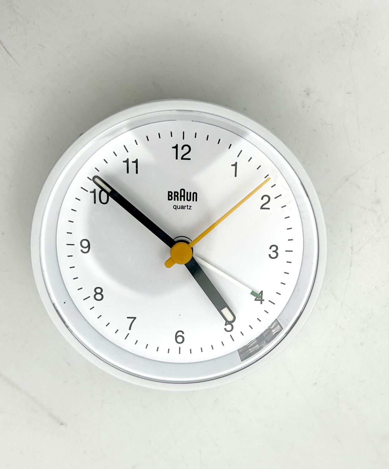 Budzik analogowy Braun BC12W z funkcją drzemki i podświetleniem