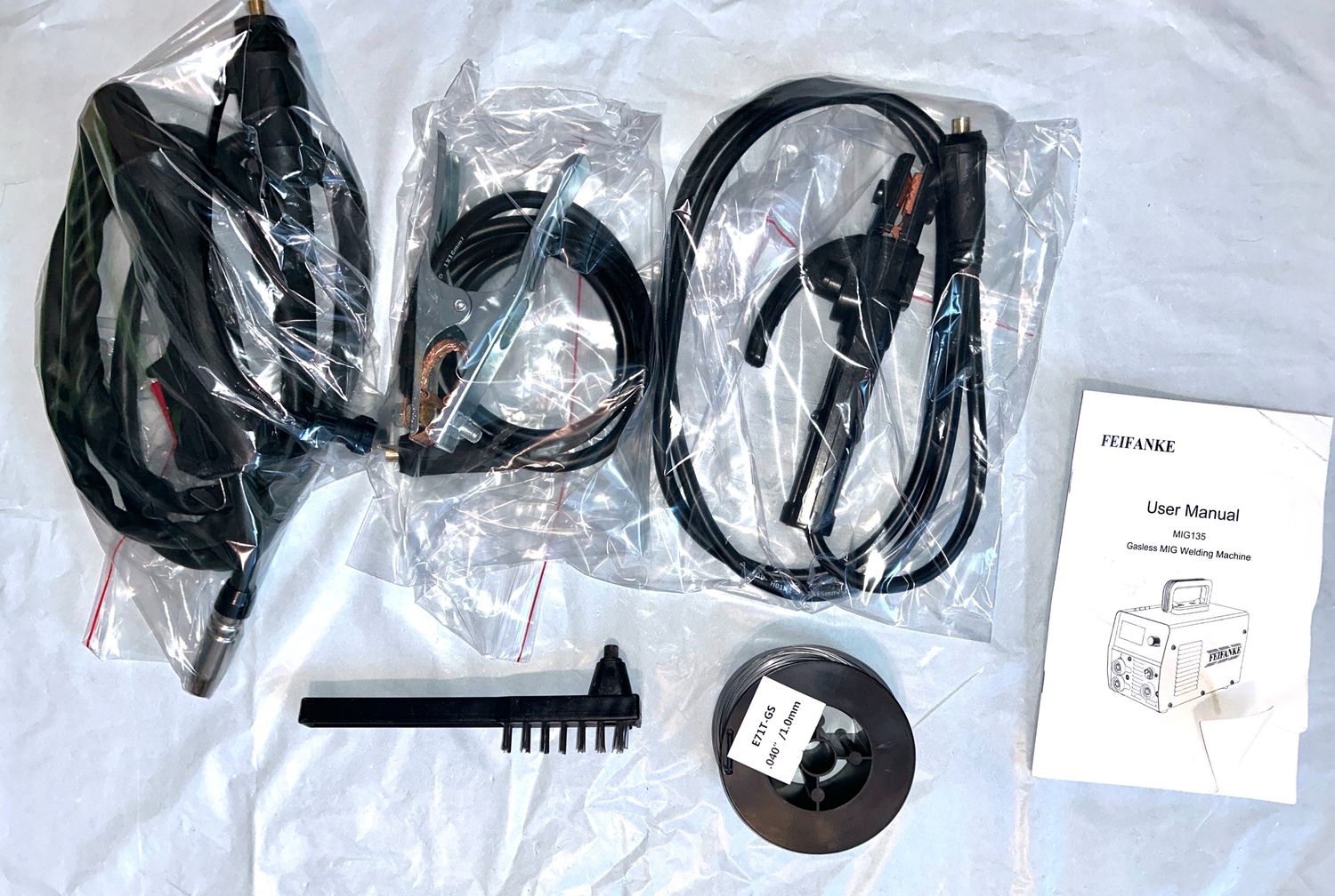 MIG135 Spawarka 3 w 1 MIG/ARC/Lift TIG bez gazu 135A 220V z synergicznym sterowaniem