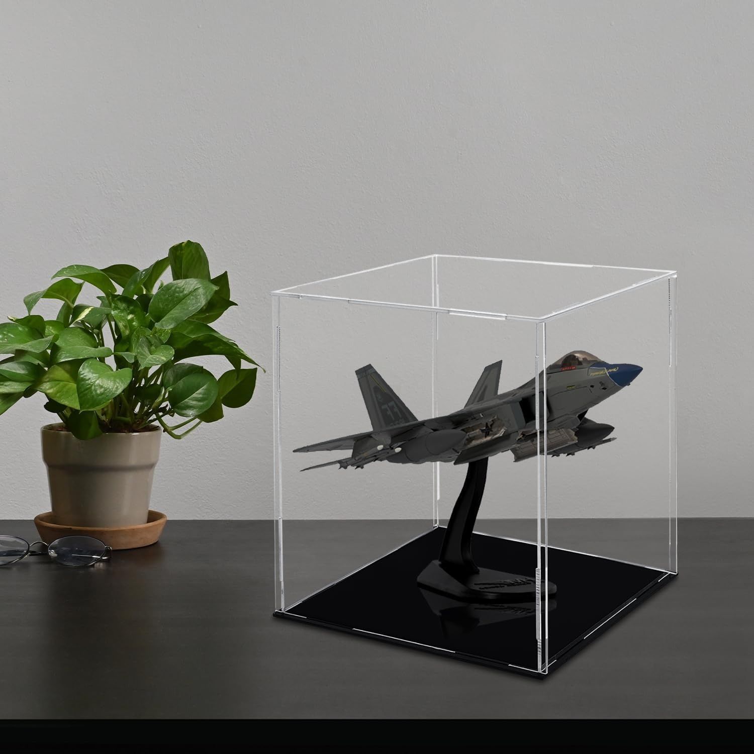 Witryna akrylowa, pudełko ekspozycyjne do kolekcji z czarną podstawą,