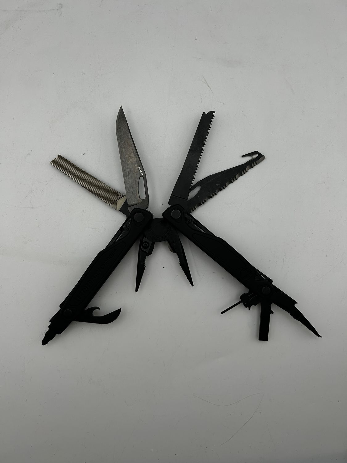 Multitool Leatherman Charge+ – 19 blokowanych narzędzi do biwakowania: