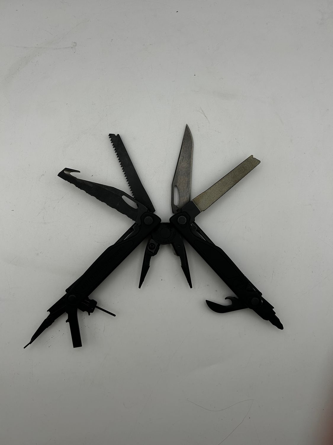 Multitool Leatherman Charge+ – 19 blokowanych narzędzi do biwakowania: