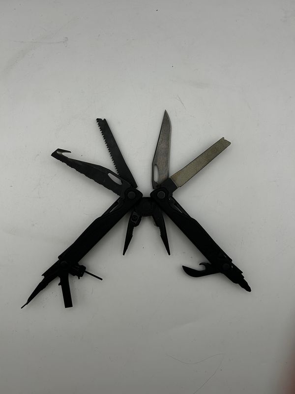 Multitool Leatherman Charge+ – 19 blokowanych narzędzi do biwakowania: