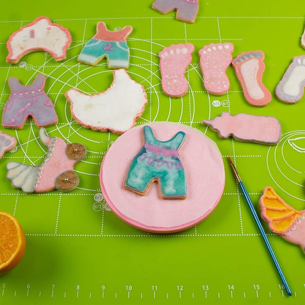 Zestaw foremek do wykrawania na przyjęcie baby shower: śpioszki, ślini