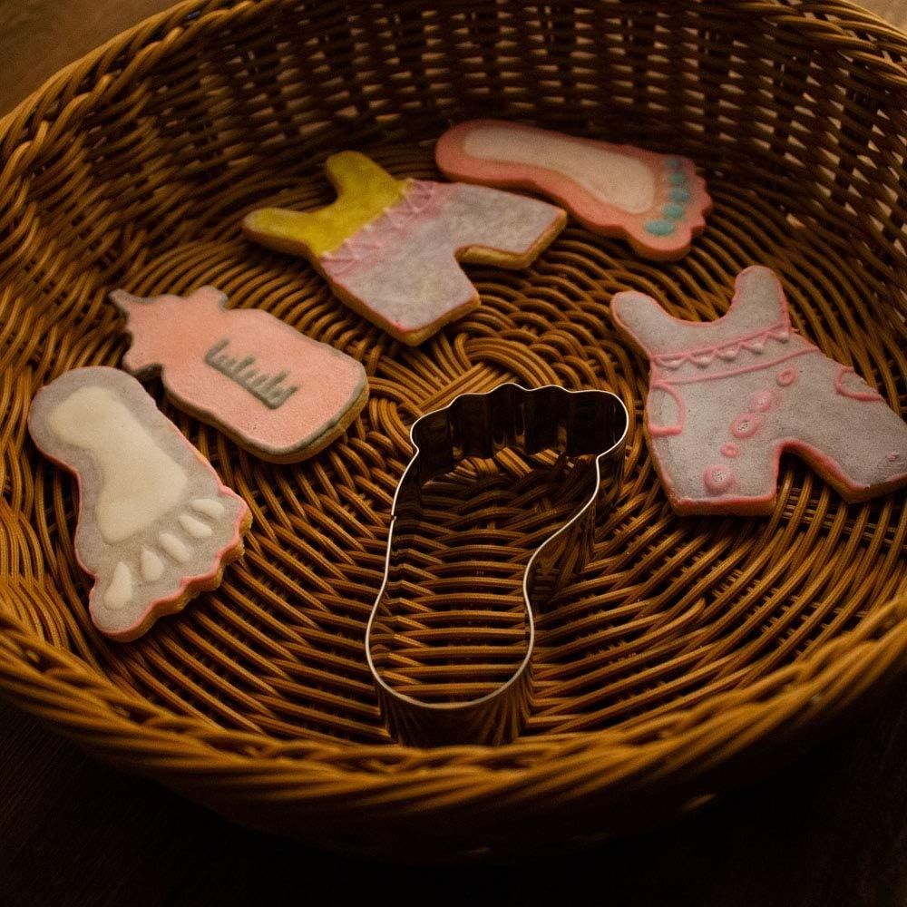 Zestaw foremek do wykrawania na przyjęcie baby shower: śpioszki, ślini