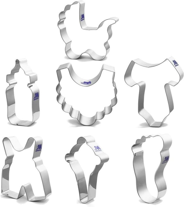 Zestaw foremek do wykrawania na przyjęcie baby shower: śpioszki, ślini