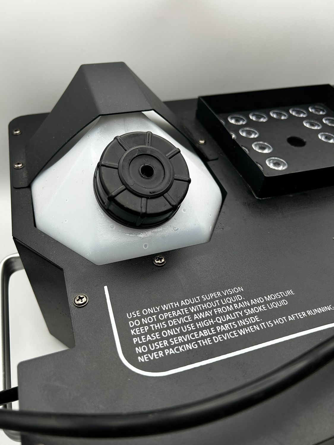 Przenośna wytwornica dymu 1800 W z 24 diodami RGBW - Brakuje pilota