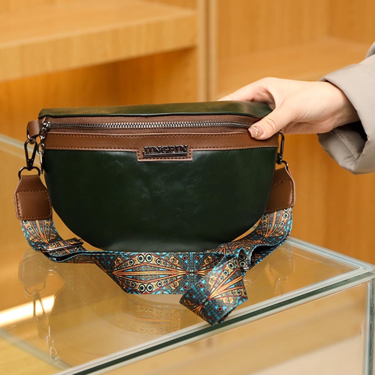 Damska skórzana torebka na ramię – mały format z szerokim paskiem