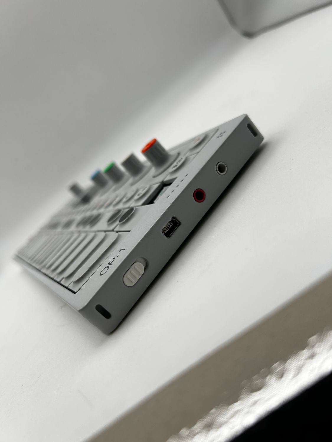 Teenage Engineering P8-1 OP-1 syntezator z radiem FM