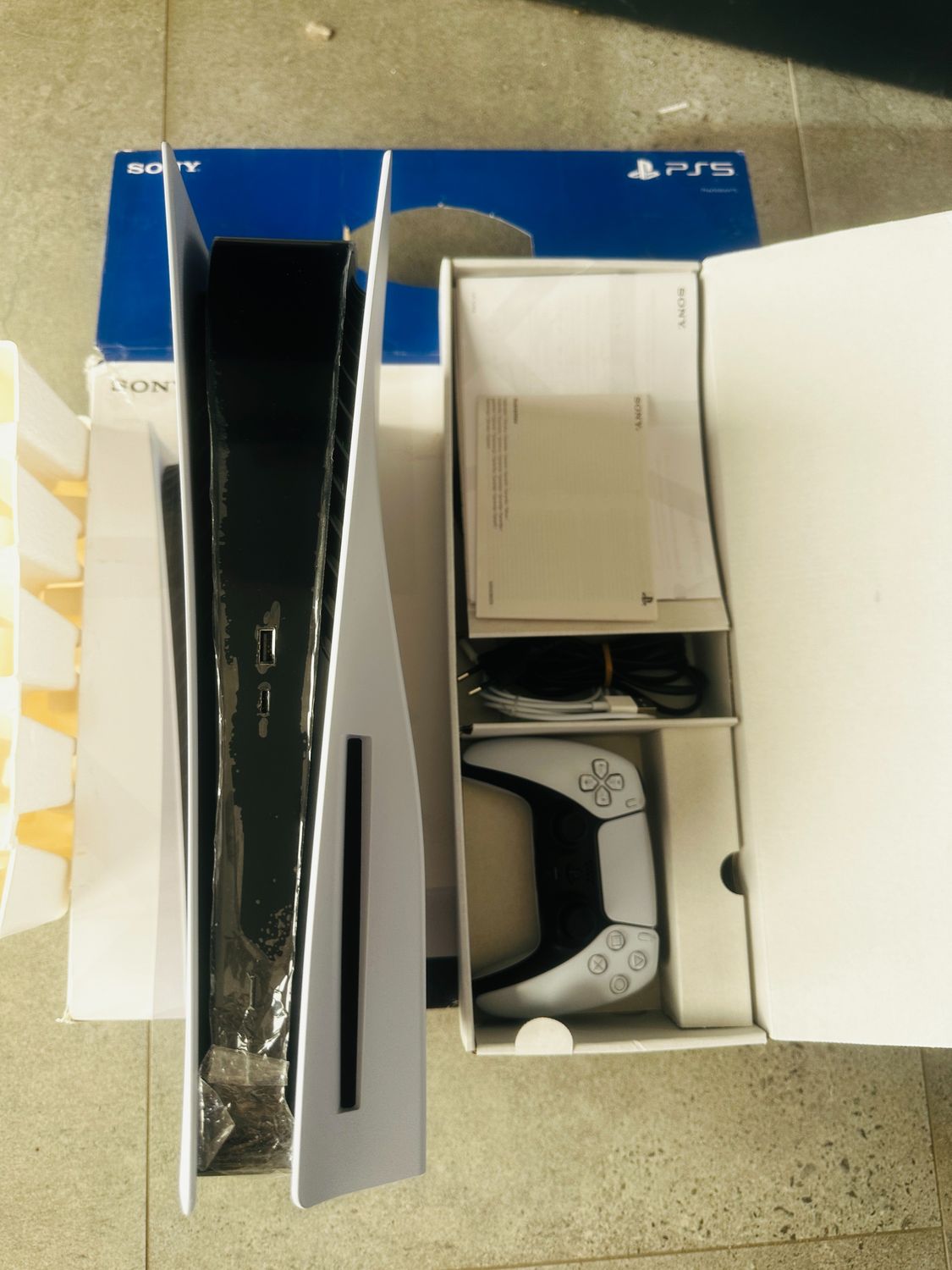 Sony PlayStation 5 Standard CFI-1216A z napędem, DualSense i 2 grami