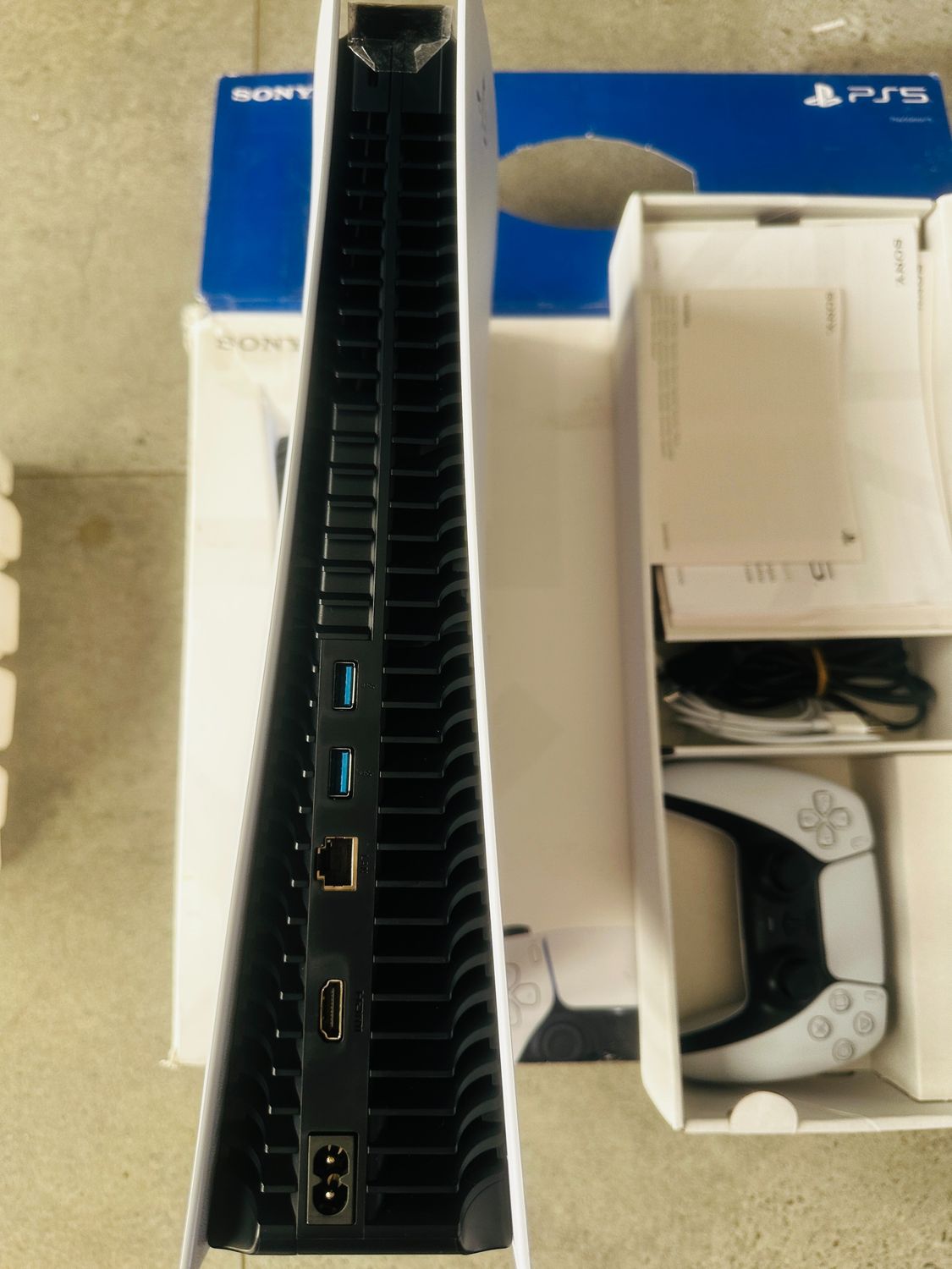 Sony PlayStation 5 Standard CFI-1216A z napędem, DualSense i 2 grami