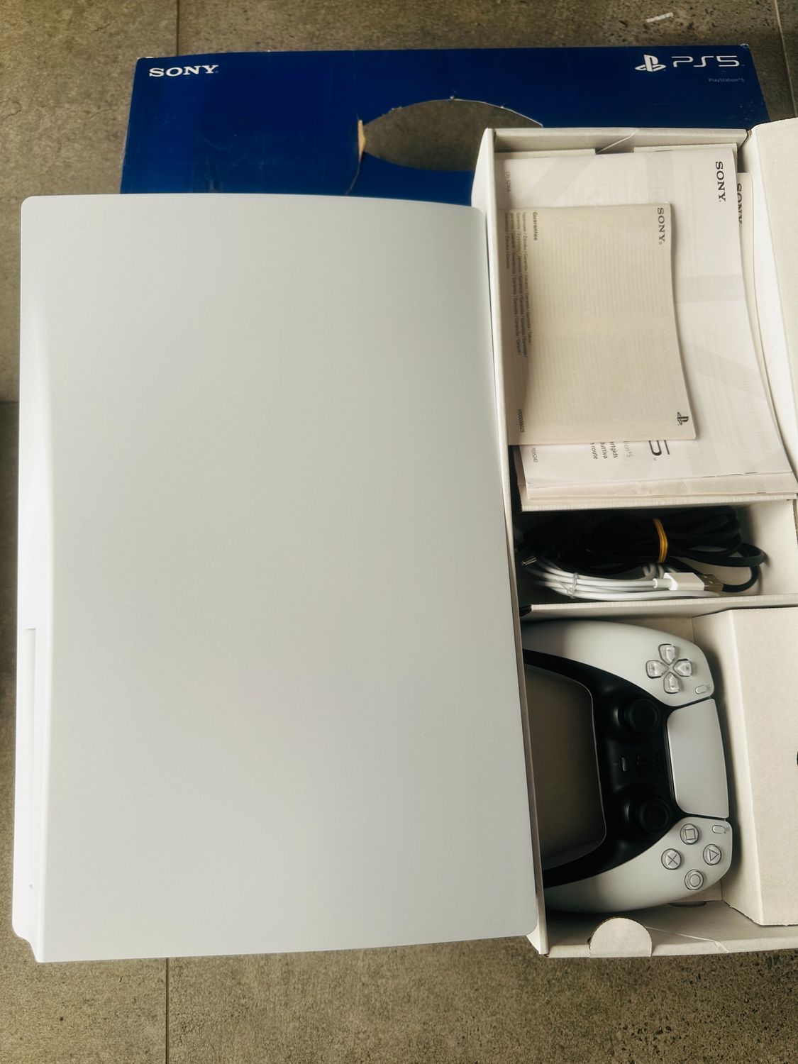 Sony PlayStation 5 Standard CFI-1216A z napędem, DualSense i 2 grami
