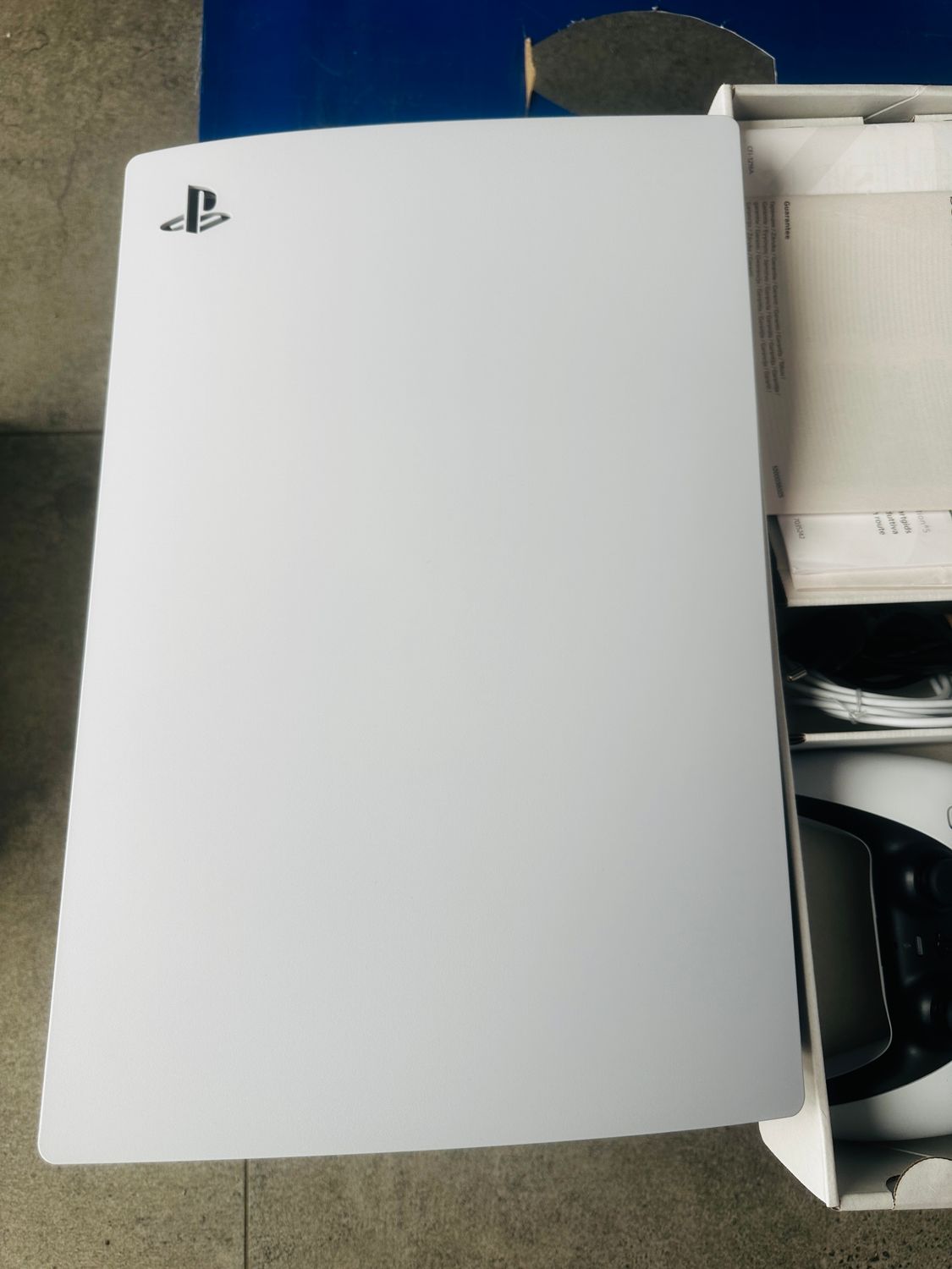 Sony PlayStation 5 Standard CFI-1216A z napędem, DualSense i 2 grami