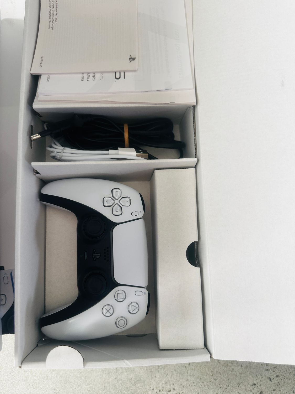 Sony PlayStation 5 Standard CFI-1216A z napędem, DualSense i 2 grami
