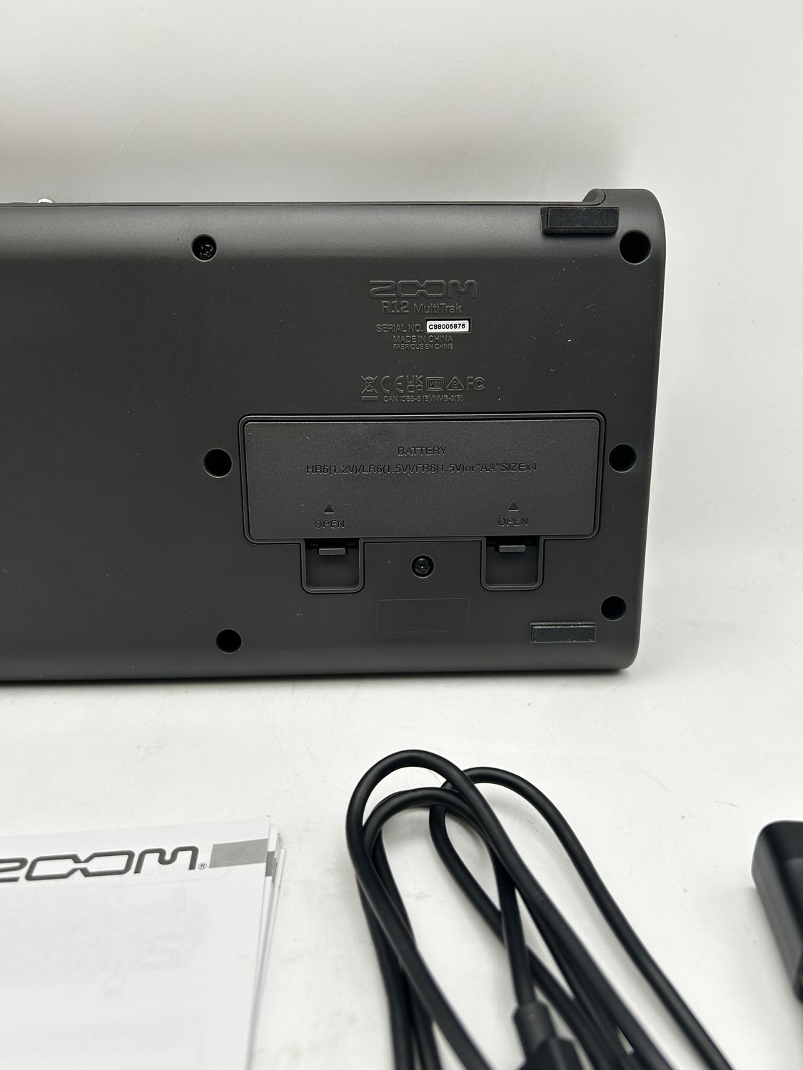 ZOOM R12 MultiTrak przenośny rejestrator 8-ścieżkowy i kompaktowe