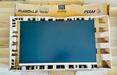 MSI MAG 274QRFW 27" WQHD Rapid IPS 180 Hz Monitor pasy na matrycy
