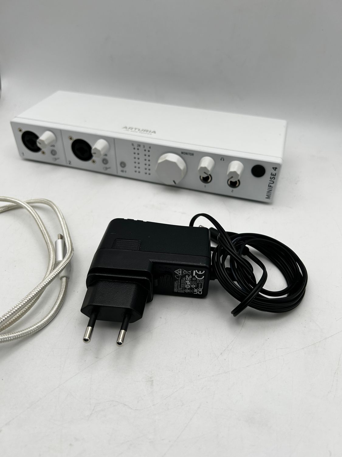 Arturia MiniFuse 4 – kompaktowy interfejs audio USB, biały