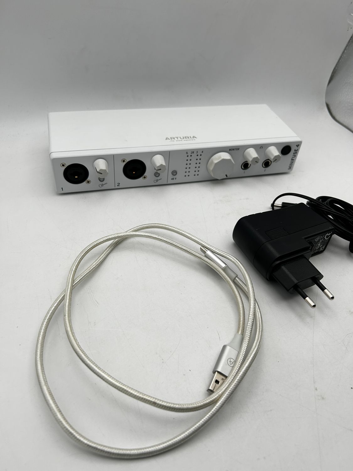Arturia MiniFuse 4 – kompaktowy interfejs audio USB, biały