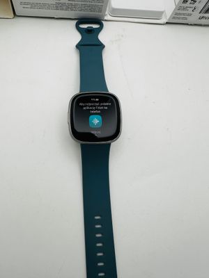 Google Fitbit Versa 4 – smartwatch fitness z wbudowanym GPS