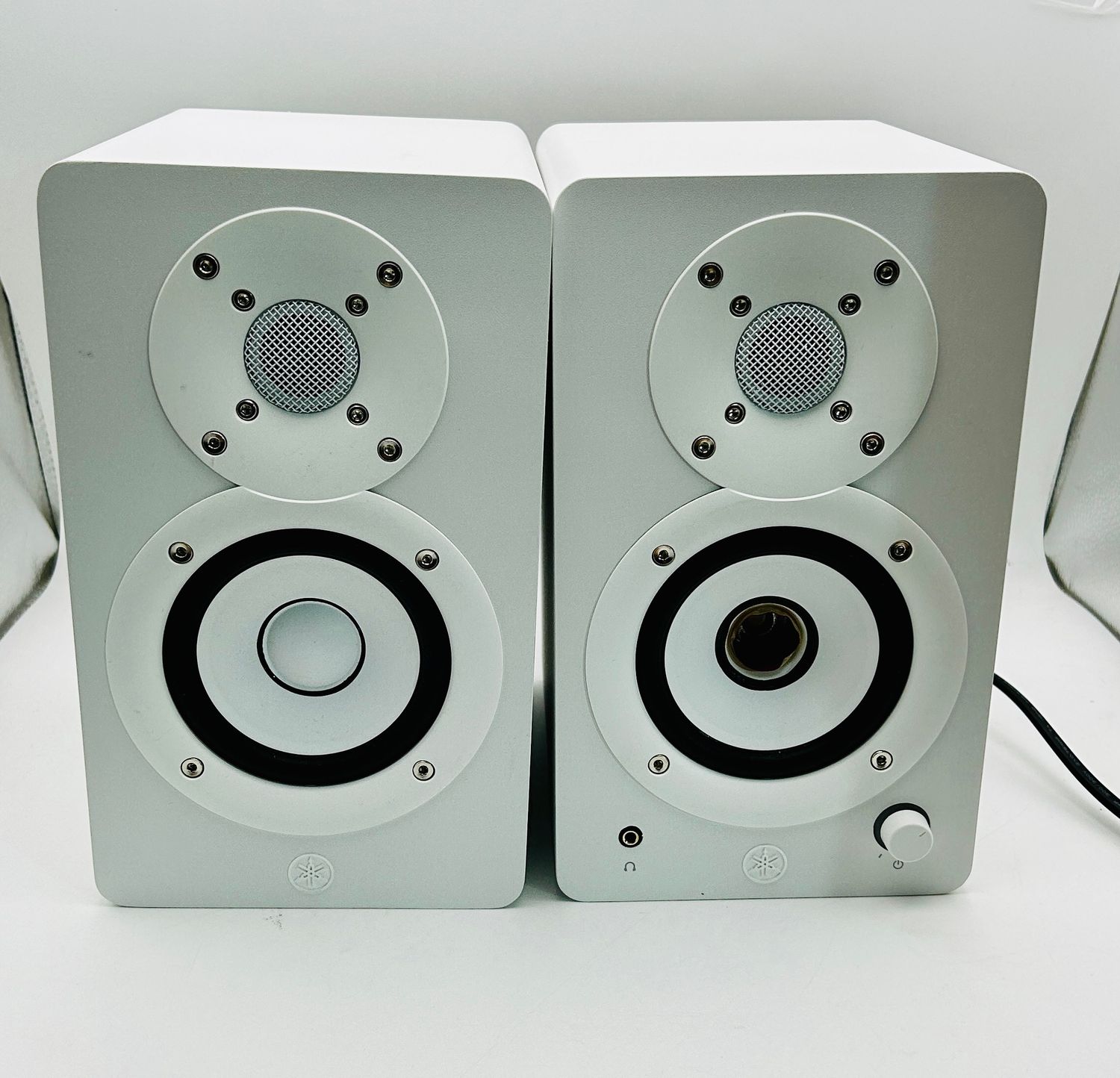 Yamaha HS3W CHS3W – biały monitor studyjny, uszkodzony
