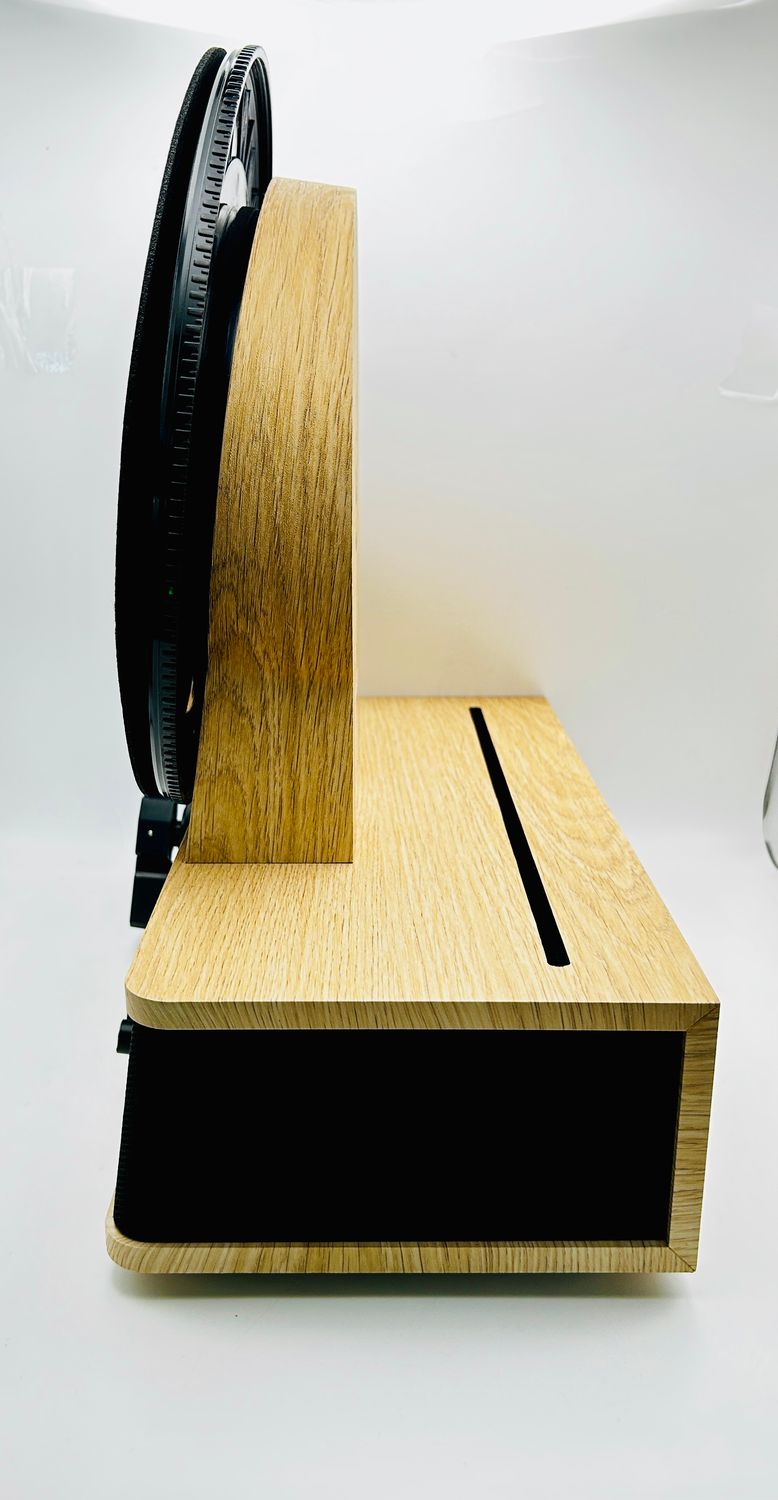 Fuse Vertical – pionowy gramofon Mid-Century z Bluetooth i radiem FM