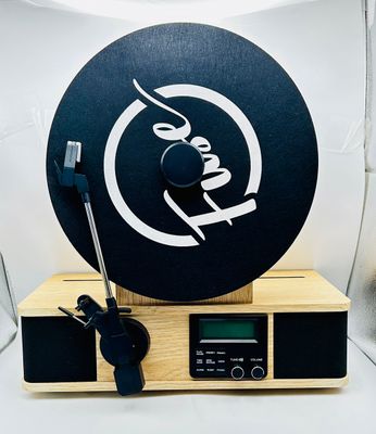 Fuse Vertical – pionowy gramofon Mid-Century z Bluetooth i radiem FM