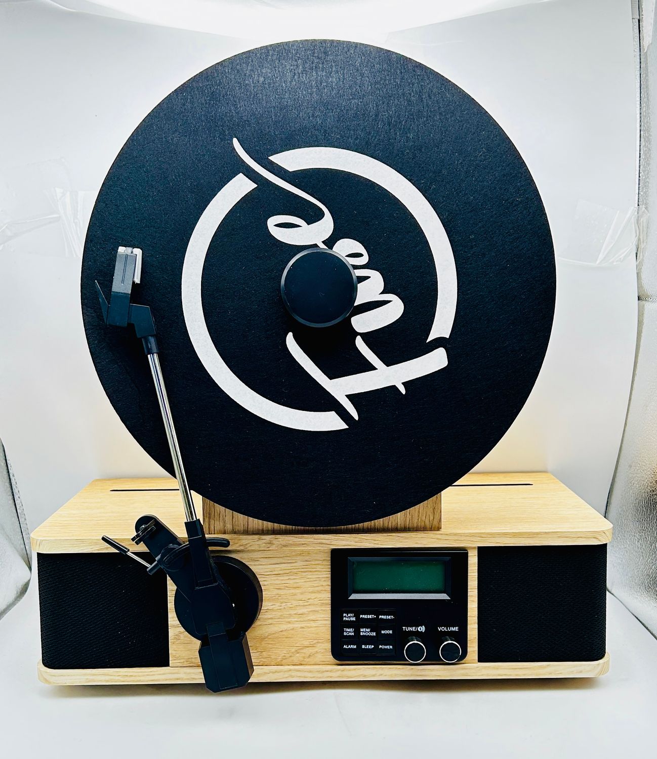 Fuse Vertical – pionowy gramofon Mid-Century z Bluetooth i radiem FM