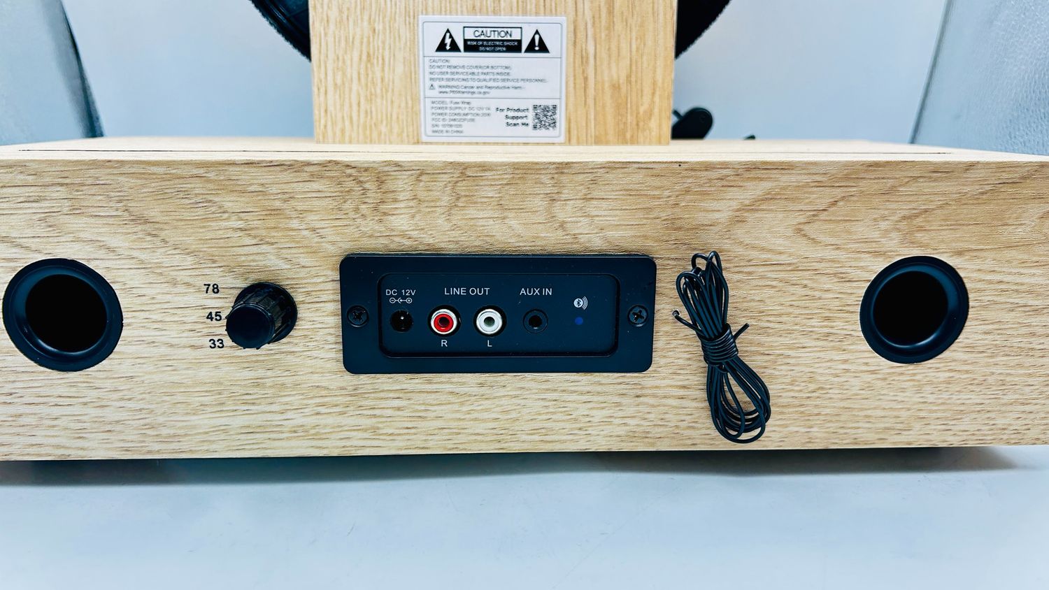 Fuse Vertical – pionowy gramofon Mid-Century z Bluetooth i radiem FM