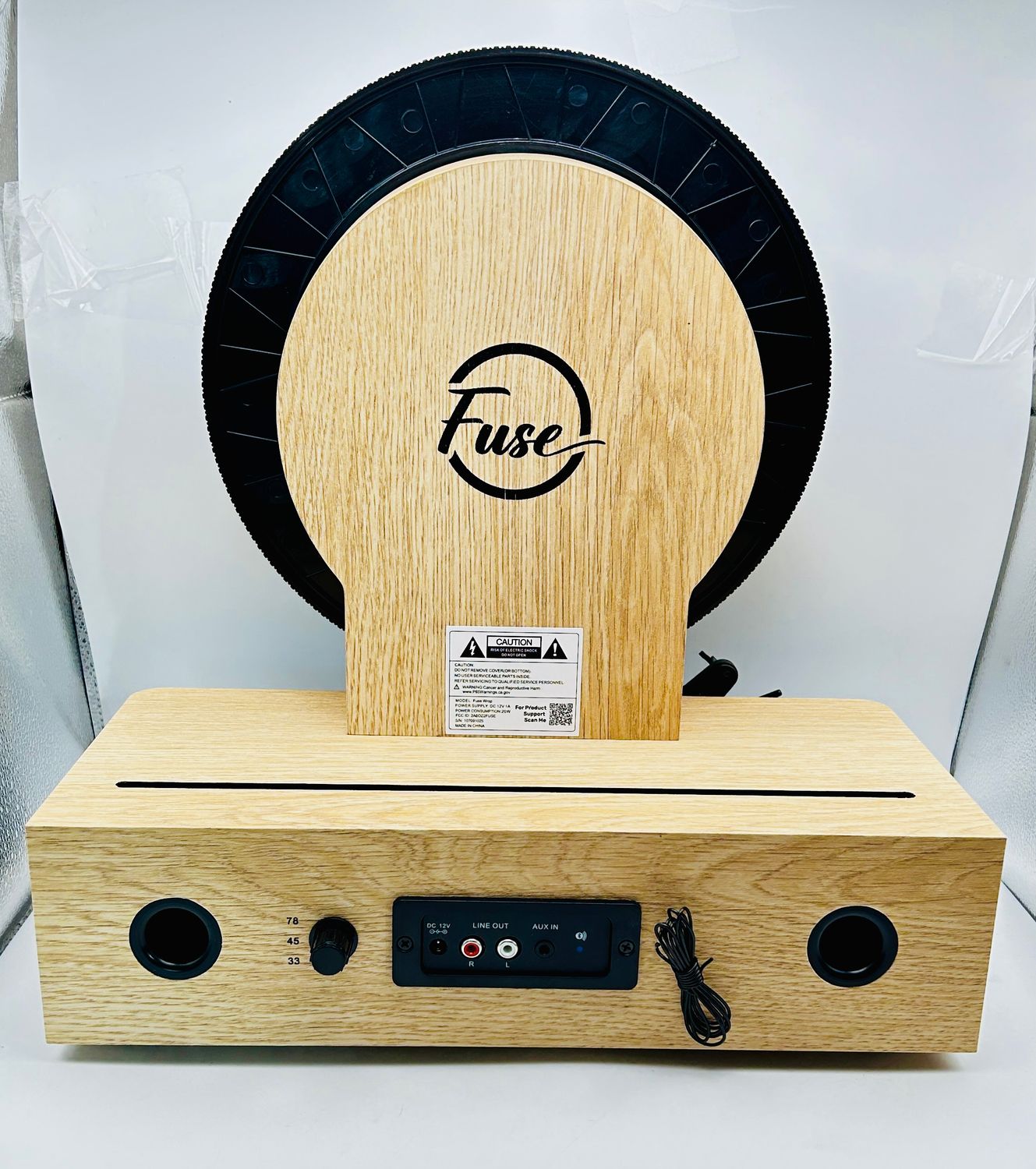 Fuse Vertical – pionowy gramofon Mid-Century z Bluetooth i radiem FM