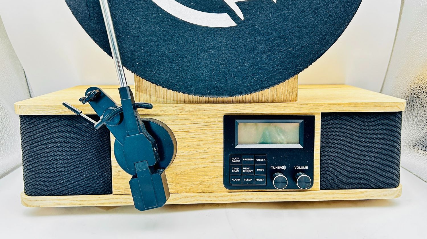 Fuse Vertical – pionowy gramofon Mid-Century z Bluetooth i radiem FM